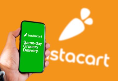 San Francisco, CA, ABD, Nisan 2021: Telefon ekranındaki Instacart logosu. Instacart, Amerika Birleşik Devletleri ve Kanada 'da market teslimatı yapan bir Amerikan şirketidir..