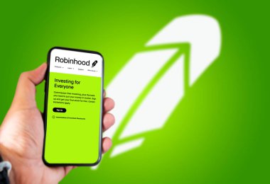Menlo Park, CA, USA, Nisan 2021: ekranda Robinhood logosu olan bir akıllı telefon. Bulanık logolu yeşil arka plan. Robinhood bir finans Amerikan hizmet şirketidir.