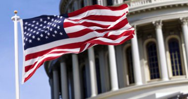Başkent binasının önünde dalgalanan Amerika Birleşik Devletleri bayrağı arka planda bulanıklaştı. Washington D.C. 'deki Capitol Hill' de Birleşik Devletler Federal Kongresi Demokrasi ve Özgürlük..