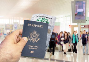 Kırışık Coronavirus Covid 19 dokunulmazlık sertifikalı bir ABD pasaportu arka planda bulanıklaştırılmış. Covid-19 'dan dokunulmazlık. Kısıtsız seyahat et.