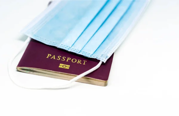 여권에는 외과용 마스크가 코로나 바이러스 대유행 여행중이었습니다 바이러스는 수단이다 — 스톡 사진