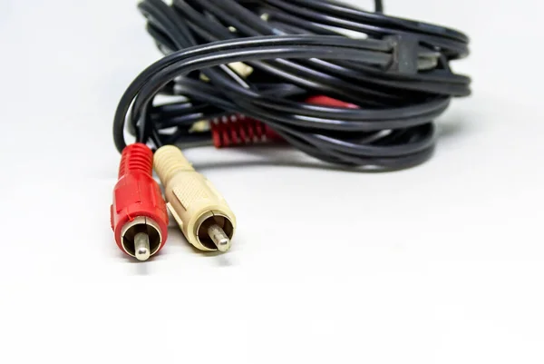 两个红色和白色音频Rca插头在白色背景上隔离 模拟技术 常用于传送音频和视频信号 — 图库照片