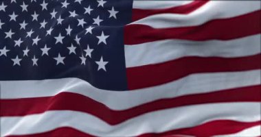 Rüzgarda dalgalanan Amerikan bayrağının yakın görüntüsü. Seçici odaklanma. Demokrasi, bağımsızlık ve seçim günü. Amerikan gururunun vatansever sembolü