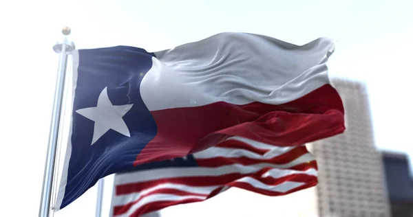Vlag Van Texas Wappert Wind Met Amerikaanse Vlag Wazig Achtergrond — Stockfoto
