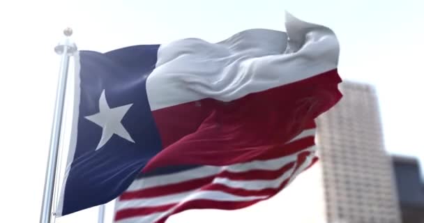 Texas Statliga Flagga Flaxar Vinden Med Den Amerikanska Nationalflaggan Suddig — Stockvideo