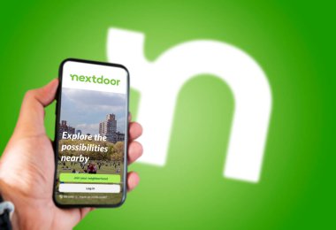 San Francisco, CA, USA, Mayıs 2021: Nextdoor uygulamasının ev ekranı el kamerasıyla çekilmiş akıllı telefon ekranı. Arka planda Nextdoor logosu bulanıklaştı. Nextdoor mahalleler için bir sosyal ağ.