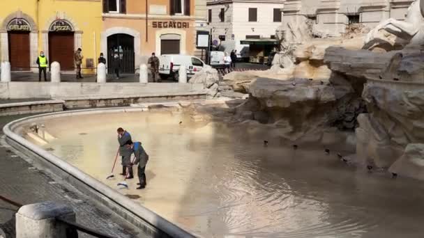 Rom Italien April 2021 Arbetare Städar Den Tomma Poolen Vid — Stockvideo