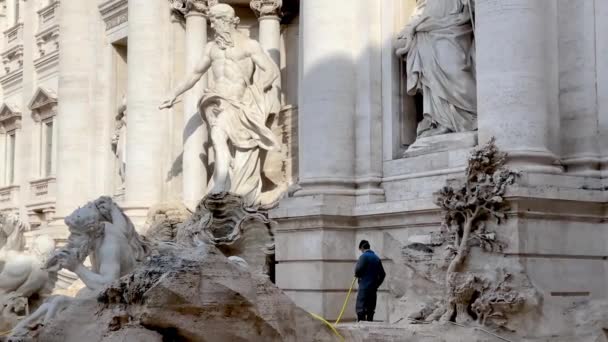 Rome Italy April 2021 Worker Cleaning Empty Pool Trevi Fountain — Stock Video