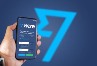 Londra, İngiltere, Mayıs 2021: Ekranda Wise uygulaması olan bir telefonu tutan bir el. Wise finansal teknoloji şirketinin hizmetleri.
