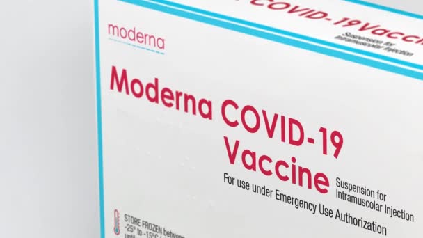 美国马萨诸塞州剑桥 2021年2月5日 在Moderna Covid 19疫苗盒旁边的一个注射器 在白色背景下分离 健康和预防 倾斜相机运动 — 图库视频影像