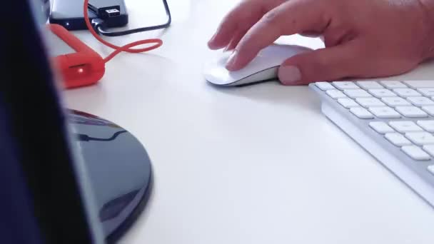 Uma Mão Masculina Clicando Mouse Sem Fio Branco Uma Mesa — Vídeo de Stock