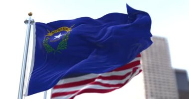 Nevada eyaletinin ve Amerika Birleşik Devletleri 'nin bayrakları rüzgarda sallanıyor. Demokrasi ve bağımsızlık. Amerikan devleti. Kusursuz 3 boyutlu animasyon