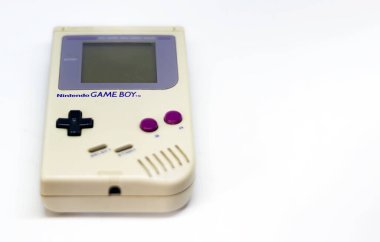 Roma, İtalya, 23 Aralık 2020: Nintendo 'dan taşınabilir Gameboy video oyun konsolu beyaz arka planda izole edildi. 90 'lardan kalma klasik video oyun konsolu