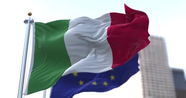 이탈리아의 국기가 바람에 흔들리며 연합의 국기와 뒤에서 불타오르고 있었다 바다없는 — 비디오