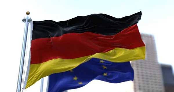 Arka Planda Avrupa Birliği Bayrağı Ile Birlikte Rüzgarda Dalgalanan Almanya — Stok fotoğraf