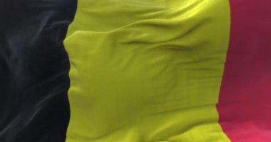 Belçika bayrağının rüzgarda sallanışının yakın plan görüntüsü. Demokrasi ve bağımsızlık. Kusursuz 3 boyutlu animasyon