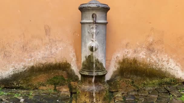 Typischer Brunnen Von Rom Mit Einem Charakteristischen Design Das Nasone — Stockvideo