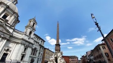 Roma 'daki Agone, Navona Meydanı' ndaki Sant 'Agnese Barok Kilisesi' nin cephesi. Seyahat yeri ve Roma Barok tarzı. Hıristiyanlık ve din