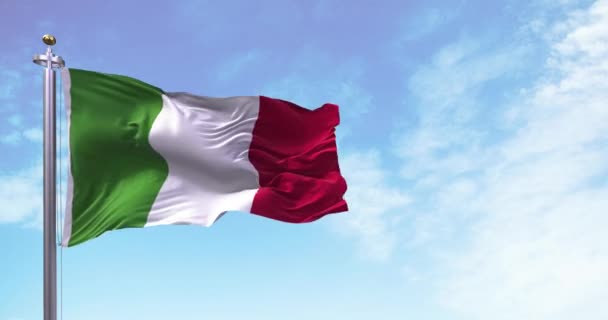 Bandeira Nacional Itália Voando Vento Livre Céu Fundo Democracia Independência — Vídeo de Stock