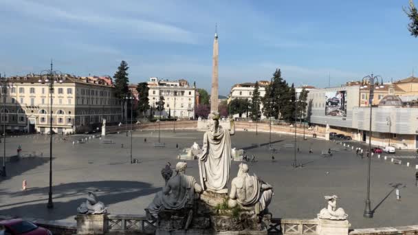 ローマのポポロ広場は ピッチョの丘から西を向いています 後ろから見たローマ時代の像 — ストック動画