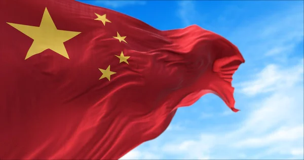 中华人民共和国的国旗在风中飘扬 背景中的户外和天空 — 图库照片