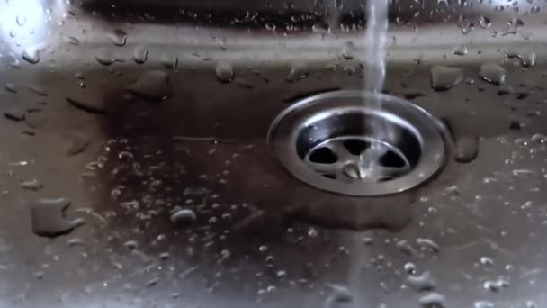 Water Valt Afvoer Van Een Metalen Gootsteen Afval Verbruik Van — Stockvideo