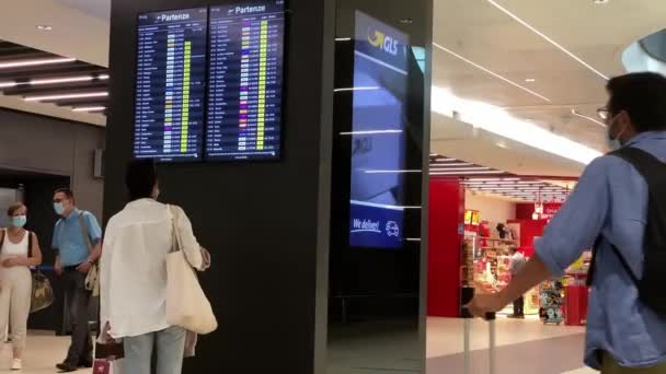 Rome Italië Juli 2021 Reizigers Controleren Het Scherm Met Het — Stockvideo