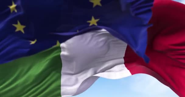 在风中飘扬的意大利国旗和欧盟国旗在前景上模糊不清 政治和金融 意大利是欧洲联盟的成员国 — 图库视频影像