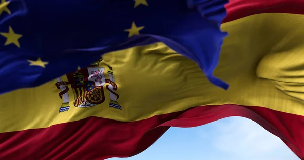 Előtérben Elmosódott Spanyolország Nemzeti Zászlója Amely Európai Unió Zászlajával Együtt — Stock Fotó
