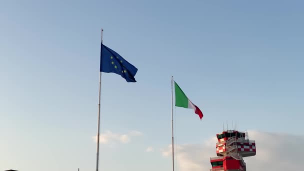 Bandiera Dell Unione Europea Bandiera Nazionale Italia Sventolano Una Leggera — Video Stock