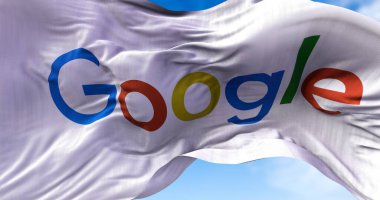 Mountain View, CA, USA, Temmuz 2021: Google logosu rüzgarda sallanan beyaz bayrak. Google, internet hizmetleri ve ürünleri konusunda uzmanlaşmış çok uluslu bir Amerikan şirketidir.