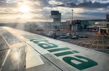 Catania, İtalya, Temmuz 2021, havaalanından kalkan bir uçağın kanadındaki Alitalia logosu. Alitalia, 14 Ekim 2021 tarihinde hizmete girecek olan İtalyan ulusal havayolu şirketidir.