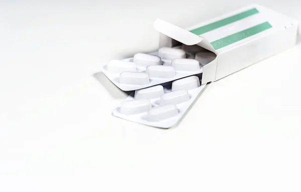 Biały Blister Tabletkami Zielonym Białym Pudełku Odizolowanym Białym Tle Chemia — Zdjęcie stockowe