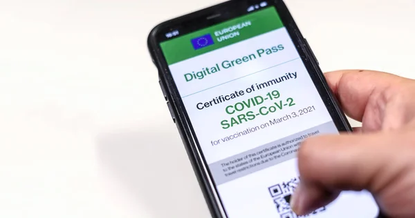 Der Digitale Grüne Ausweis Der Europäischen Union Mit Dem Code — Stockfoto