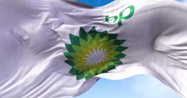 London Storbritannien Augusti 2021 Vit Flagga Med British Petroleums Logotyp — Stockvideo