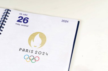 Paris, Fransa, Ağustos 2021: 26 Temmuz 2024 'te Paris 2024 Yaz Olimpiyatları' nın açılış gününde gündem açık. Resmi Paris 2024 logosu. Uluslararası spor etkinliği.