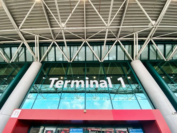 Roma Itália Agosto 2021 Entrada Principal Terminal Para Partidas Aeroporto — Fotografia de Stock