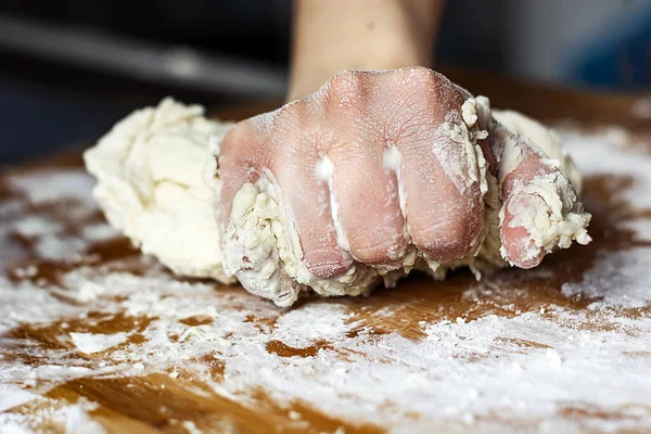 Żeńska Dłoń Ugniatająca Ciasto Mąki Zwijając Drewnianej Desce Przygotowanie Żywności — Zdjęcie stockowe