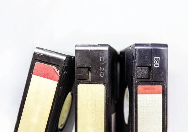 Tre Vhs Videokassetter Staplade Vertikalt Med Blank Etikett Isolerad Vit — Stockfoto