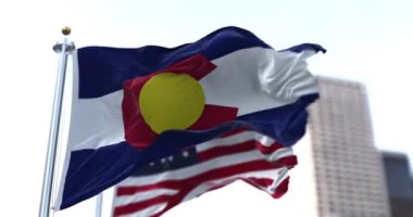 ABD 'nin Colorado eyaletinin bayrağı rüzgarda dalgalanırken arka planda Amerikan yıldızları ve çizgileri belirsizleşti. Colorado 1876 'da Birliğin 38' i olarak kabul edildi. Bağımsızlık ve birlik