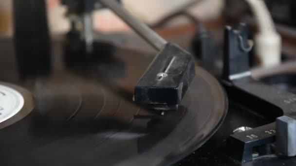 Βελόνα Ενός Πικάπ Που Παίζει Κομμάτια Ενός Μαύρου Δίσκου Βινυλίου — Αρχείο Βίντεο