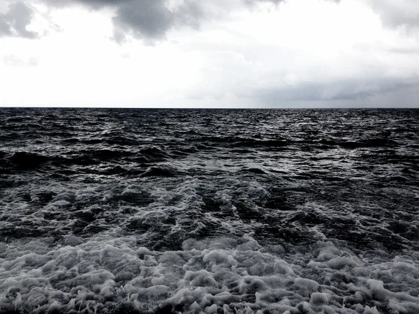 Pędzi morze — Zdjęcie stockowe