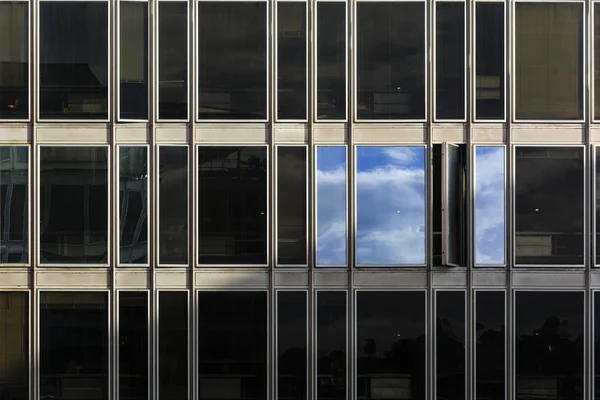 Nuvens refletidas nas janelas — Fotografia de Stock