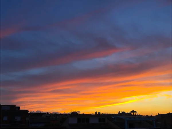Закат с теплыми облаками — стоковое фото