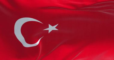 Türk ulusal bayrağının rüzgarda dalgalanmasına yakın çekim. Beyaz hilalli kırmızı bayrak ve bir yıldız. Kusursuz 3 boyutlu animasyon. Yavaş çekim döngüsü. Seçici odak