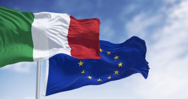 İtalya 'nın ulusal bayrakları açık bir günde Avrupa Birliği bayraklarıyla rüzgarda dalgalanıyor. 3D illüstrasyon canlandırıcı. Dalgalanan kumaş