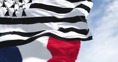 Açık bir günde Britanya bayrağı Fransız bayrağıyla dalgalanıyor. Fransa 'nın batısındaki kültürel bölge. Kusursuz 3 boyutlu animasyon. Yavaş çekim döngüsü. Seçici odak