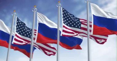 Açık bir günde ABD ve Rusya 'nın bayrakları rüzgarda sallanıyor. Kusursuz 3 boyutlu animasyon. Yavaş çekim döngüsü. Seçici odak