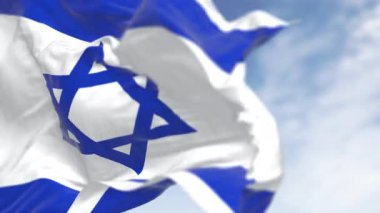 Gökyüzünde dalgalanan İsrail ulusal bayrağının yakın çekimi. Kültürel ve dini sembol olarak Davut 'un Yıldızı. Kusursuz 3 boyutlu animasyon. Yavaş çekim döngüsü. Seçici odak