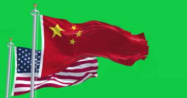 Çin ve Amerikan bayraklarının yeşil arka planda yalıtılmış rüzgarda yan yana dalgalanan 3 boyutlu görüntüsü. Kusursuz 3D canlandırma animasyonu. Krom anahtar. Yavaş çekim döngüsü. Yeşil ekran. 4 bin. Seçici odak